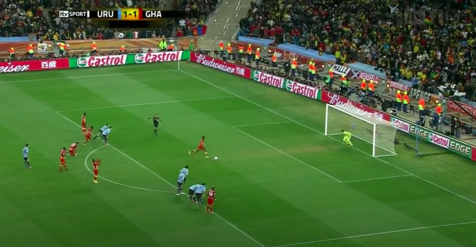 semicirculo del área de la cancha de fútbol para qué sirve. Uruguay Ghana mundial de Sudáfrica 2010. Los jugadores esperan al borde el área